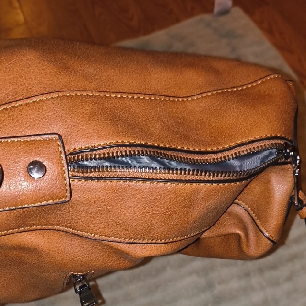 Chic Tan Leather Hobo Bag - Picture 3 of 9